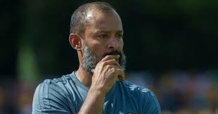 25 ocak 1974 doğumlu), oyuncu olarak sadece nuno olarak bilinen portekizli bir futbol koçu ve en son kaleci olarak oynayan eski bir futbolcudur. Why Nuno Espirito Santo Will Keep Wolves In The Premier League This Season 90min