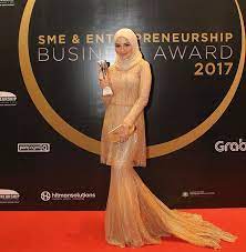 Kekayaan beliau dianggarkan sebanyak rm2.15 bilion dan menduduki tempat ketujuh di dalam senarai 40 orang kaya di malaysia menurut akhbar perdagangan business economics, 2004. 7 Selebriti Malaysia Yang Bergelar Usahawan Berjaya Azhan Co