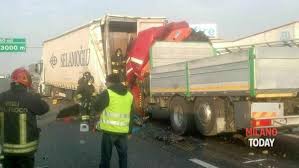 L'incidente è avvenuto questa mattina bruttissimo incidente alle 12 di oggi a blessano. Tragico Incidente In A4 Tamponamento Tra Due Camion Uomo Morto Sul Colpo Foto