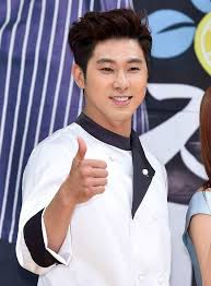 允浩前往26师团接受新兵教育父亲及至亲好友同行 imkpop 中国版 fashion coat lab coat