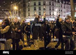 Am 8. Februar 2017 protestieren Menschen gegen einen mutmaßlichen  Polizeiangriff auf einen Schwarzen, der in Paris in Haft war. Ein  22-jähriger schwarzer Jugendarbeiter namens Theo musste nach seiner  Verhaftung am 2. Februar