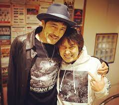 久しぶりにスカパラの谷中兄つぁんが会いにきてくれたー 谷中兄つぁんがプロデュースしているブランド instant fame が横山健をモチーフにしたものを出してくれて それを持って来てくれた 自分の写真がデザインされているパーカーを着て谷中兄つぁんとパチリ