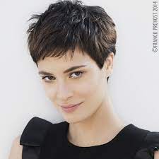14 belles coupes de cheveux courtes et pixies pour les femmes. Epingle Sur Cheveux Court