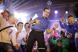 That's entertainment days ni mayor isko moreno taong 1993. Watch Manila Mayor Isko Moreno Dances To Dying Inside With Popular 90s Dance Groups