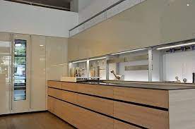 valcucine musterkuche valcuine artematica mit new logica element glasfronten und holz kombiniert ausstellungskuche in b musterkuchen kuche ausstellungskuchen