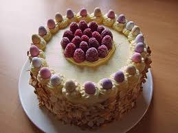 Himbeer Waldfrucht Torte Mit Marzipanbuttercreme Von Lila Kuh Chefkoch Rezept Kuchen Ideen Ostern Essen Torten