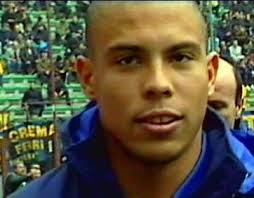 Inter in testa a quota 69 punti il tifoso interista medio non pensa a niente. 22 Dicembre 1997 Ronaldo Il Fenomeno Vince Il Pallone D Oro Tuttomercatoweb Com