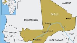 Ein soldat der bundeswehr steht mit einem sturmgewehr vom typ g36 am flughafen nahe des stützpunktes in gao im norden malis. Bundeswehr Soldaten Sterben Bei Absturz In Mali