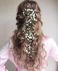 A simple hair comb that doesn't compete with the texture of your hairstyle will feel effortless and pulled together. 20 Soft And Sweet Wedding Hairstyles For Curly Hair 2021