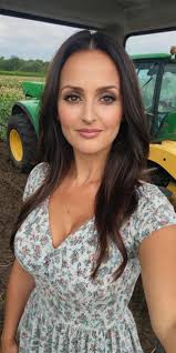 From Norfolk, Virginia, 47 years old. Not handsome, but sincere. I'm single  and hoping for love. A hello would mean so much.