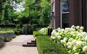 entree bij klassieke tuin trap metselwerk kunstwerk hydrangea annabelle taxus tuin ideeen tuin ontwerp lux tuin inspiratie moderne tuin tuin architectuur