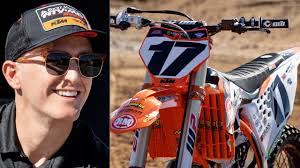 Justin Bogle's Instagram, Twitter & Facebook