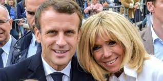 Macron walked up to the man and touched his arm for a photo op thinking he was a supporter. Brigitte Macron Ist In Corona Quarantane