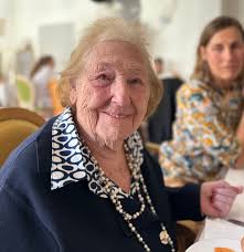 1️⃣0️⃣0️⃣ ans ! Quel beau moment d'émotion aujourd'hui, à l'occasion des  100 ans de Mme Annie LAURENT 🎂 Mme LAURENT est résidente depuis 7 ans de «  La Bastide de Pégomas »,