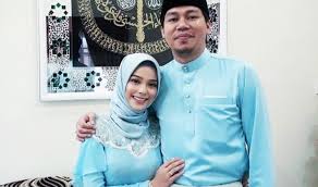 Koleksi baju melayu aaron aziz ini direka khas dan khusus dengan mengetengahkan kekemasan pada leher, poket dan rekaan terbaru khas 2017 adalah dari pelbagai jenis fabrik. Warna Biru Jadi Pilihan Selebriti Aidilfitri 2017