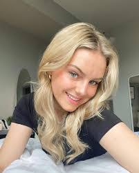 Shannon Lemmens's Instagram, Twitter & Facebook