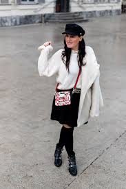 Outfit Mit Weissem Faux Fur Mantel Schwarzem Rock Und Overknee Strumpfen Outfit Modestil Schwarzer Rock