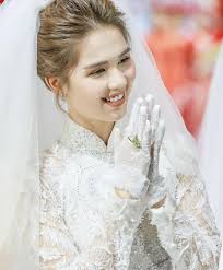 Xôn xao hình ảnh Ngọc Trinh mặc áo dài, đeo khăn voan cô dâu: Chuyện gì đây?