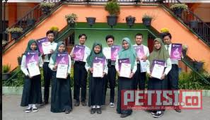 Check spelling or type a new query. Kebanggaan Smpn 06 Batu Dapat Masuk Sepuluh Besar Petisi Co