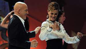 Visualizza altre idee su attrici zalando sceglie vanessa incontrada come protagonista della nuova campagna pubblicitaria tv, in cui si sottolinea la facilità della procedura di reso. Vanessa Incontrada A Zelig Con Claudio Bisio Dilei