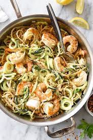La pasta zucchine, gamberetti e zafferano è un classico della cucina italiana e può essere preparato in vari modi sia con i pomodorin che con l'aggiunta di panna e zafferano. Linguine Con Gamberetti Zucchine E Panna La Ricetta Di Pasta Con Panna It