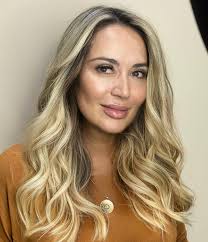 Eu sei o quanto você mulher tem dificuldade de encontrar um bom  profissional da área da beleza na região não é mesmo ? Mas agora você pode  ter o melhor resultado sem