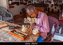 Holzschnitzer in der Nähe von Kandy, Sri Lanka Stockfotografie