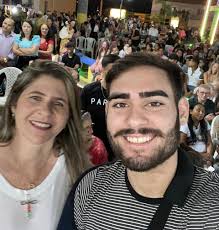 Há muitos anos, entro em salas de aula diferentes, mas com o mesmo  propósito: ensinar, aprender e tocar vidas. E nada se compara ao abraço de  um ex-aluno que surge em algum