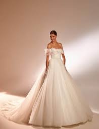 L'originale ed elegante collezione non bridal 2014 di abiti da sposa abiti sposa 2014 , armani 29 novembre 2013 bridal giorgio armani non necessita sicuramente di presentazioni o menzioni particolari e, anche dopo essere diventato socio della camera della moda, lo stilista non smentisce la sua estrosa fantasia e regala dei mood eccezionali per la sposa del prossimo anno. Milla Nova Gli Abiti Da Sposa Della Nuova Collezione Disponibili In Atelier