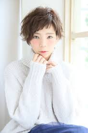 眉上バングで作る私らしいおしゃれスタイル大特集 小顔効果 目も大きく見える folk ショートカット アシメ アシメ パーマ 髪型