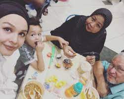 25 ogos lalu, noryn aziz telah pun selamat melahirkan anak sulungnya hasil perkongsian hidup denganâ datuk raja kamarul bahrin shah raja ahmad. Rumah Tangga Noryn Aziz Raja Bahrin Sedang Goyah Media Hiburan