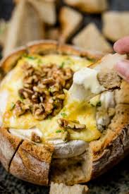 Gebackener Camembert Im Brot Mit Honig Und Walnussen Gebackener Camembert Brot Mit Kase Rezepte