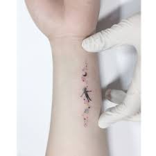 H Eikona Isws Periexei Ena H Perissotera Atoma Comme Manhunter Function Manhunter Planete Tattoo Est Elle Aussi Peter Pan Tattoo Tattoos Mini Tattoos