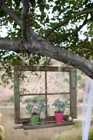 Altes Fenster Auf Einem Gartenbaum Aufgehangt Gartenbaume Gartendekor Alte Fenster