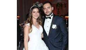 Gerçekleşmemiş, hiç yaşanmamış olayları aklının sinemasında oynatarak önce kendini inandıran sonra da insanları etkilemeye çalışan süleyman özışık hala. Acun Ilicali Dede Oluyor