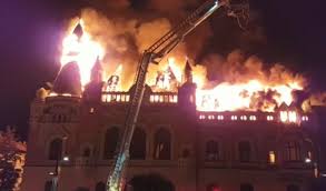 Printre clădirile ce armonizau acest spațiu, se numărau și: Un Incendiu De ProporÅ£ii A Izbucnit La Palatul Episcopiei Greco Catolice Din Oradea Video Stirileprotv Ro