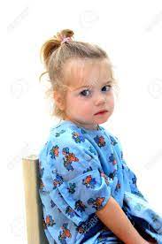 Kleines Madchen Sitzt In Blauer Schrift Krankenhauskleid Sie Starrt Teilnahmslos Ins Leere Als Ob Traumen Von Laufen Und Spielen Lizenzfreie Fotos Bilder Und Stock Fotografie Image 14912702
