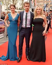 Find the perfect shailene woodley stock photos and editorial news pictures from getty images. Shailene Woodley Stuns In An Erudite Blue Backless Gown To The Divergent European Premiere Daily Mail Online