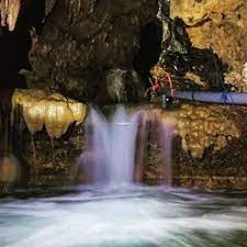Bahkan wisatawan yang datang juga bisa menjelajahi goa dengan pemandu plus. Menembus Perut Bumi Di Goa Barat Demi Superman Big Sister Kumparan Com