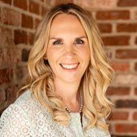 Sarah Helbig's Instagram, Twitter & Facebook