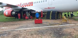 Последние твиты от thai lion air (@lionairthai). Lion Air Boeing 737 Skids Off Runway In Indonesia Samchui Com