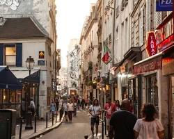 Image de narrow street Marais Paris pedestrian zone high quality royalty free