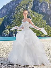 On la retrouve sur les hauts, les jupes, dans les décolletés, avec des jeux de transparence ou encore le long des bras. Quel Budget Pour Ta Robe De Mariee Causons Mariage