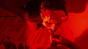 Soirée dHalloween salope. Pipe profonde et chaude dun diablotin barbu.  sperme sur le visage