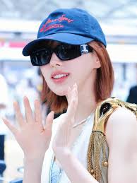 so Wendy also met Sua yesterday! 🥰 she's also with Dreamcatcher Yoohyeon,  Momoland Ahin & JooE and Youtuber Risabae 🥰 Wendy with women 😎💙 also not  beating the HotWan Paris allegations 😆ㅋㅋㅋ (