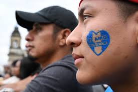 La Plaza está llena de banderas al aire y voces que celebran la libertad.  Hace 204 años elegimos la dignidad e independencia, un camino de lucha y  esperanza que seguimos recorriendo cada