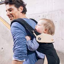 Unsere ausgezeichnete 360 komforttrage inklusive ✓ von anfang an in allen 4 trageweisen ergonomisch für das baby durch den unterstützenden einsatz und den verstellbaren schalensitz. Ergobaby Babytrage 360 Fur 4 Tragepositionen Black Camel Babyartikel De