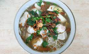 Pada dasarnya soto ayam yaitu masakan yang berkuah kuning dengan suwiran ayam di dalamnya. Best Soto Noodle Soup Of Sabah Mysabah Com