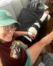 Is It Normal Knee Pain? • TSer Tanya Twerdowsky @bewareofbares thought  running with knee pain was “normal.” She shares how her pain was much more  serious which led to a massive knee