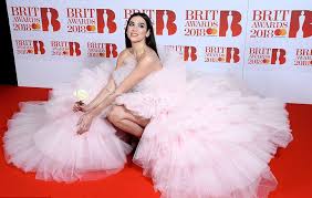 Welcome to heatworld on youtube. Dua Lipa Stuns On The Brit Awards Red World Music Awards Facebook